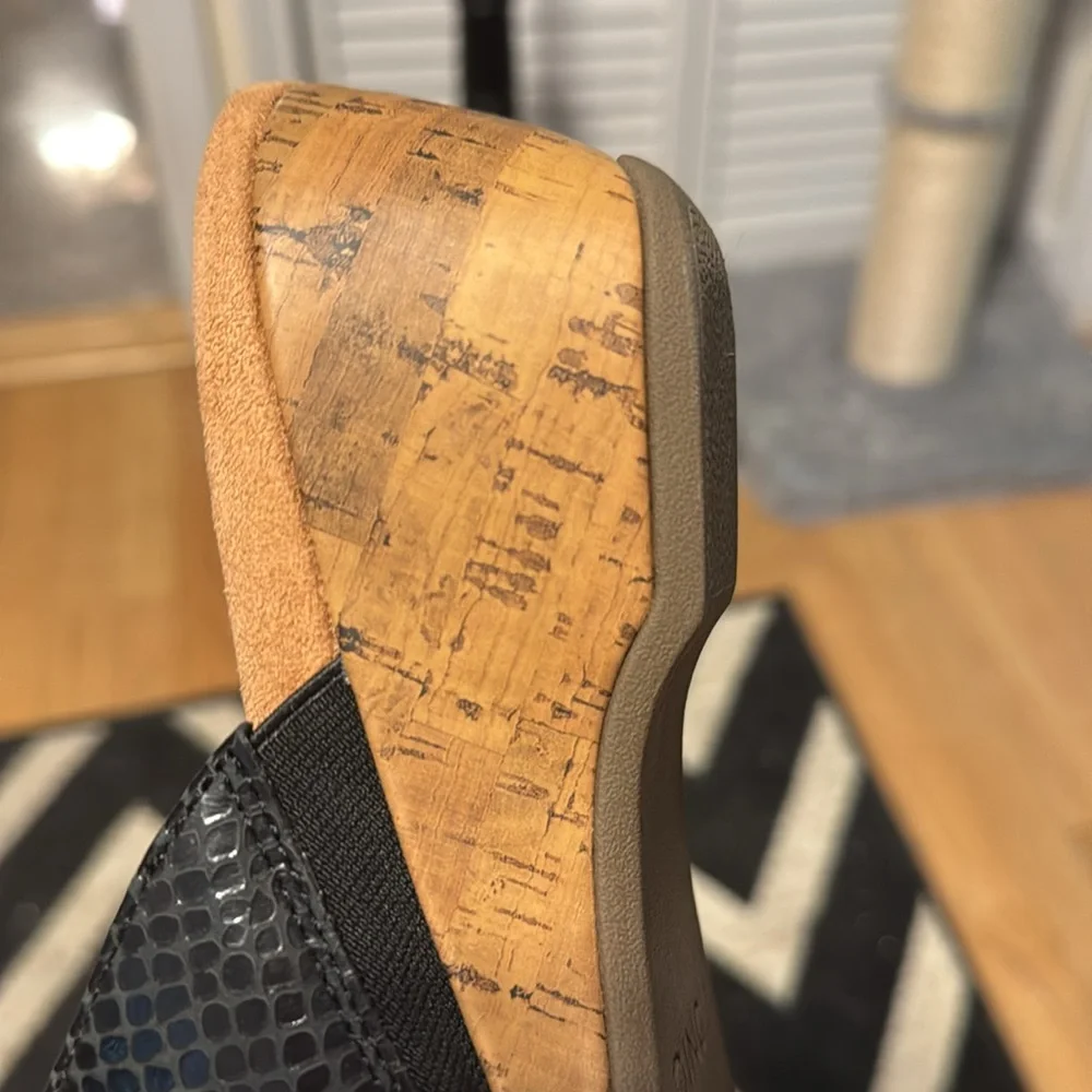 Vionic Black Textured Crossband Wedge Slide